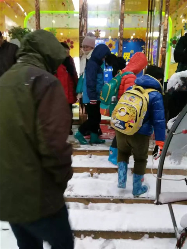 前往易視界視力提升會(huì)所店矯正的家長和孩子們
