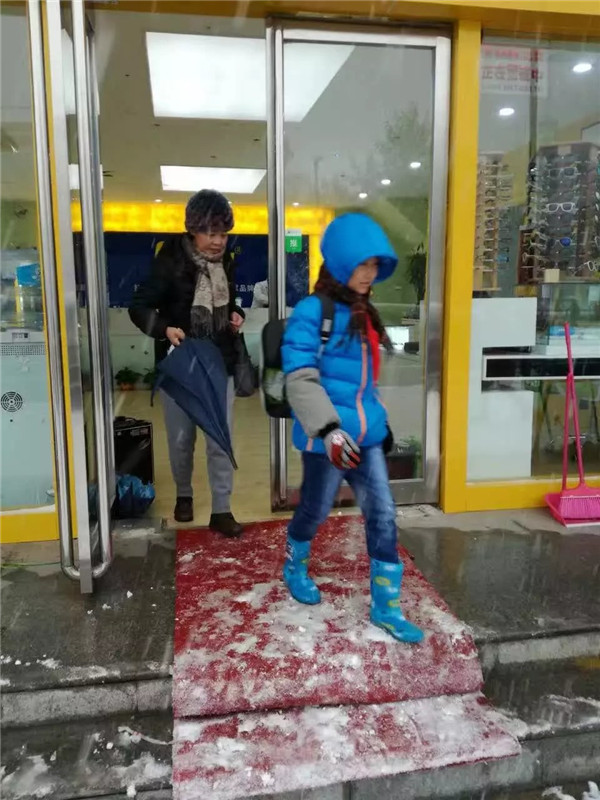 前往易視界視力提升會(huì)所店矯正的家長和孩子們