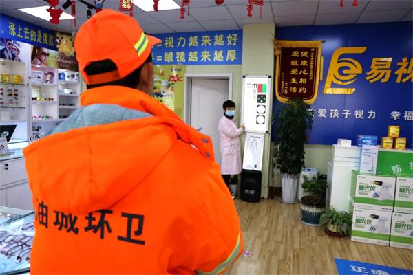 愛心聚焦！易視界300多副老花鏡暖了環(huán)衛(wèi)工人的心！