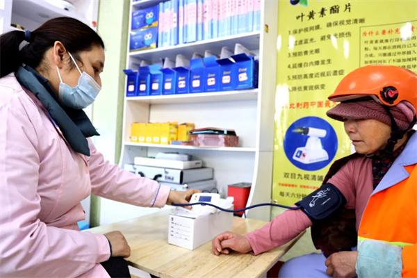 愛心聚焦！易視界300多副老花鏡暖了環(huán)衛(wèi)工人的心！