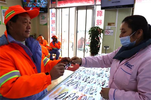 愛心聚焦！易視界300多副老花鏡暖了環(huán)衛(wèi)工人的心！